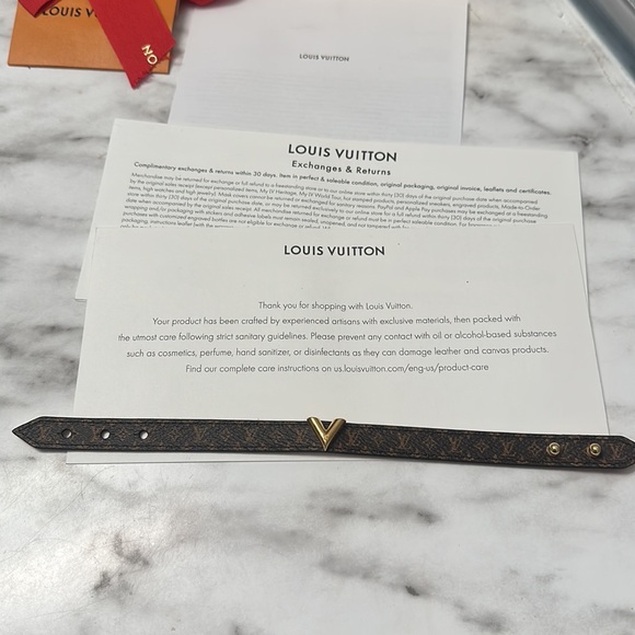 Louis Vuitton essential V bracelet . - Picture 2 of 4